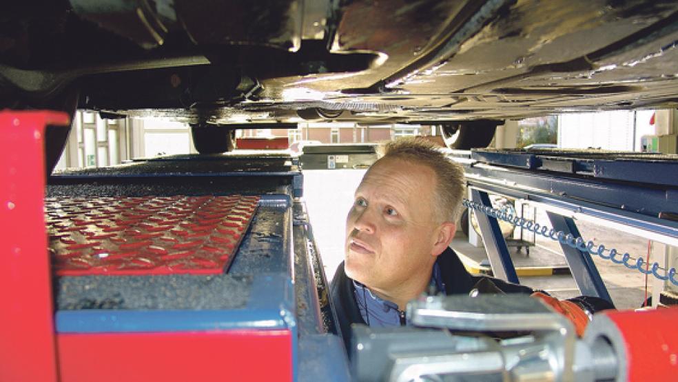 Jörg Luikenga vom TÜV-Nord in Leer nimmt jedes Auto genau unter die Lupe. © Foto: Boelmann 