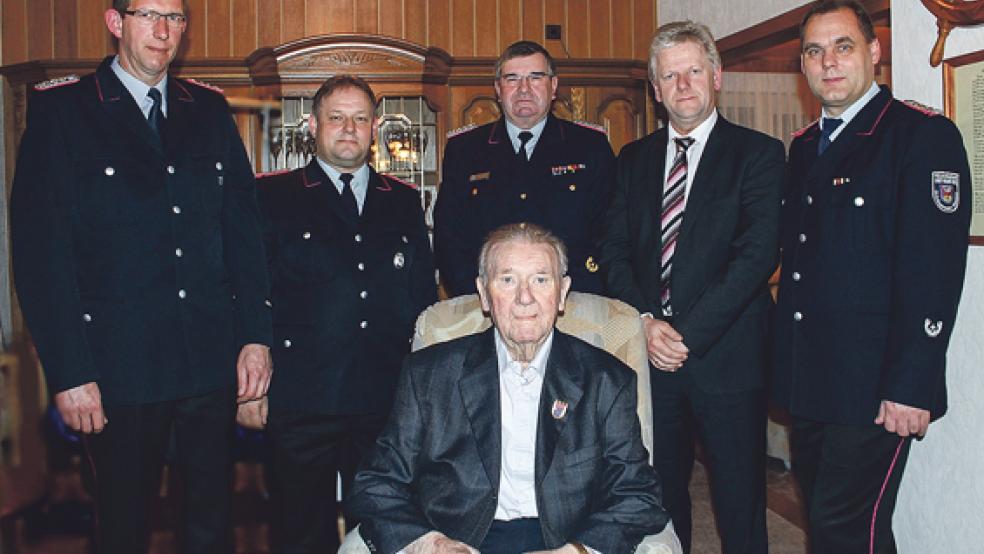 Hako Haken wurde jetzt für 70 Jahre Mitgliedschaft in der Feuerwehr Holthusen geehrt. Das Foto zeigt ihn zusammen mit (von links) dem stellvertretenden Ortsbrandmeister Michael Oltmanns, Ortsbrandmeister Harald Schmehl, Kreisbrandmeister Theodor de Freese, Bürgermeister Ludwig Sonnenberg und Stadtbrandmeister Jörg Fisser. © Foto: Feuerwehr/Rand