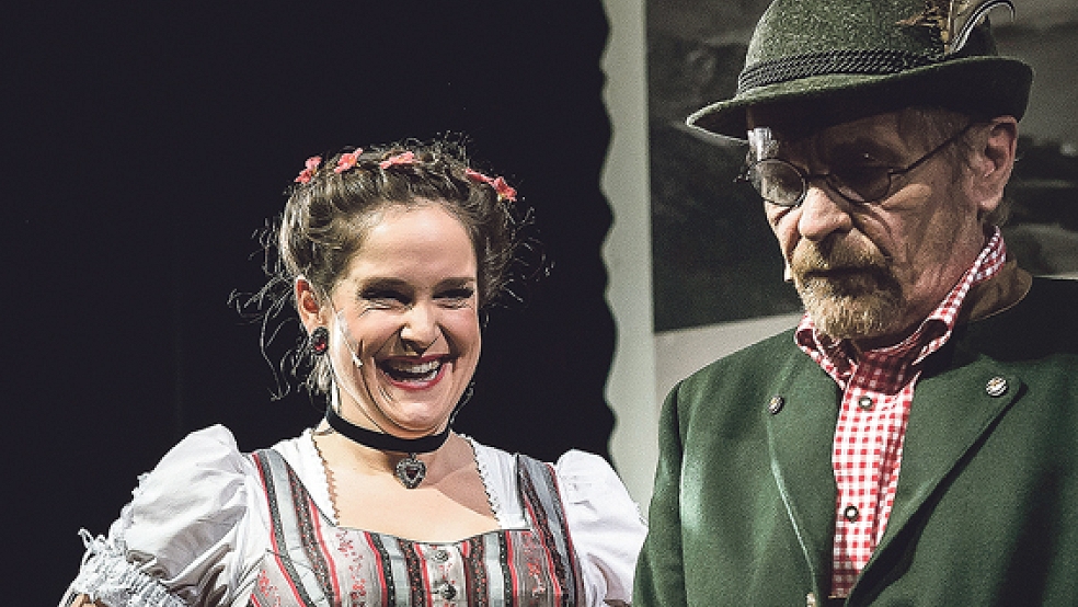 Auch Josepha (Sarah Horak) und Gieseke (Helmut Rühl) sorgen mit für Trubel auf der Bühne. © 