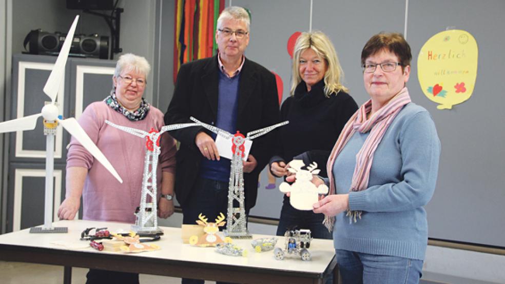 Der Heimatkundliche Arbeitskreis übergibt die Spende an die Grundschule Möhlenwarf (von links): Anna Fokken (Ausstellungsleiterin), Karlheinz Hinderks (Vorsitzender), Mechthild Tammena (Schulleiterin), Cornelia Timmer (Kassenwartin). © Foto: Flockenhagen