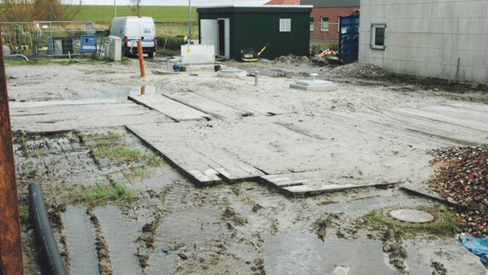 Das zentrale Abwasser-Pumpwerk an der Blyhamer Straße in Jemgum soll nach Angaben der Gemeinde bis Mitte Dezember fertiggestellt werden. Der Bau hatte bereits im Mai vergangenen Jahres begonnen. © 
