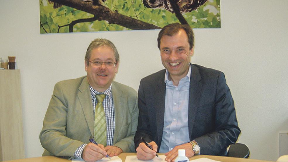 Dr. Alex Friedrich (rechts) spricht heute im Krankenhaus Rheiderland über Antibiotikaresistenzen. Neben ihm Holger Glienke, Geschäftsführer der Klinikum gGmbH. © Foto: privat