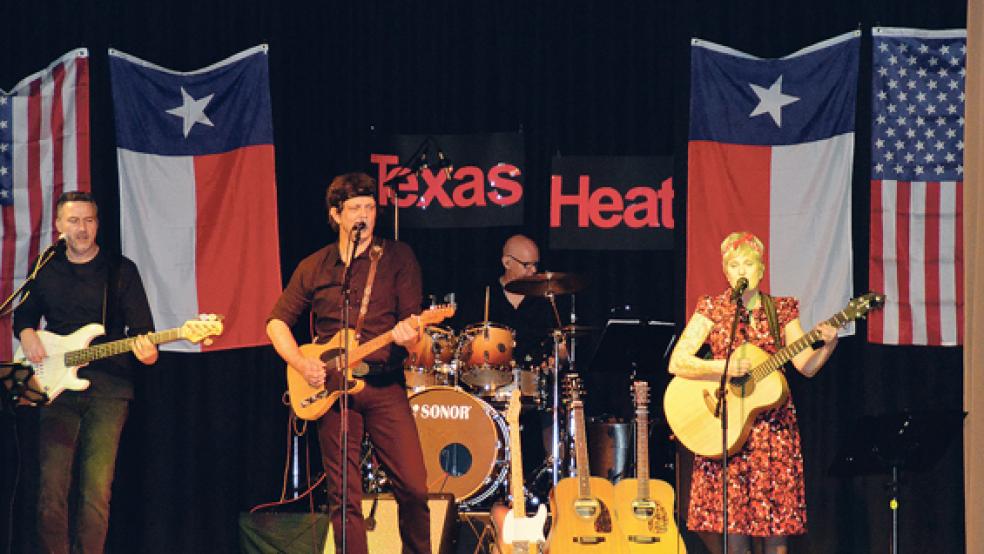 »Texas Heat« (Bild links) begeisterte das Publikum in Bunde: Bernd Wolf (mitte) stand mit Manuel Rieckmann (Bass), Hansi Meining (Schlagzeug) und Elisabeth Erlemann (Gitarre und Gesang) auf der Bühne. © Foto: Himstedt 