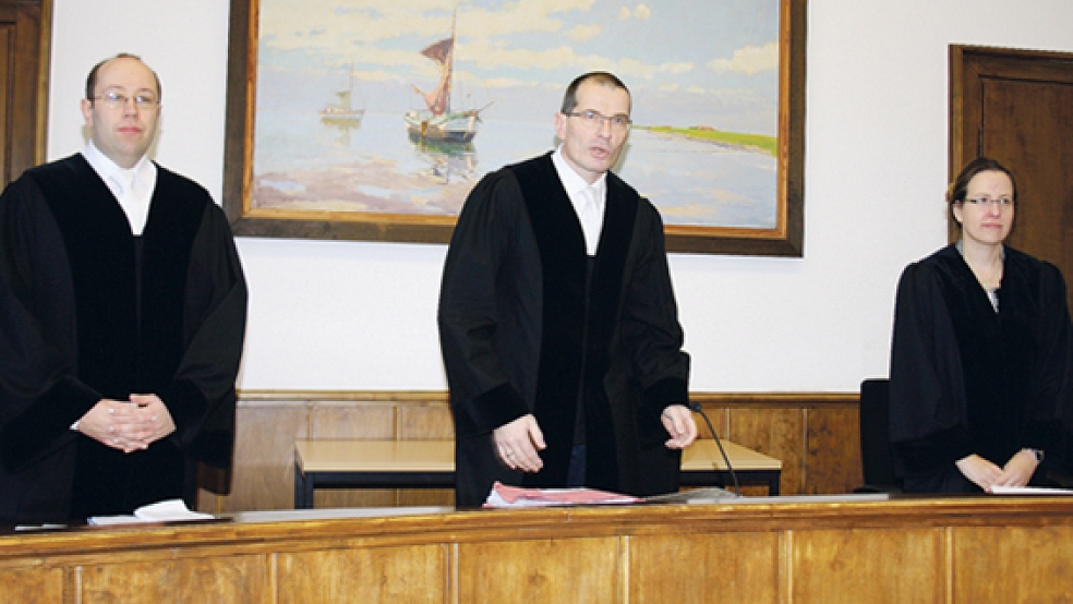 Die drei Richter der Schwurgerichtskammer Jan Dreyer, Vorsitzender Wolfgang Gronewold und Jana Klaes richten sich auf eine umfangreiche Beweisaufnahme ein. © Foto: Ricken