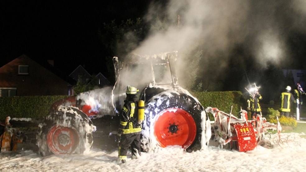 In der Nacht zum 7. November brannte dieser Traktor an der Straße »Dieler Alpen«. © Foto: Feuerwehr