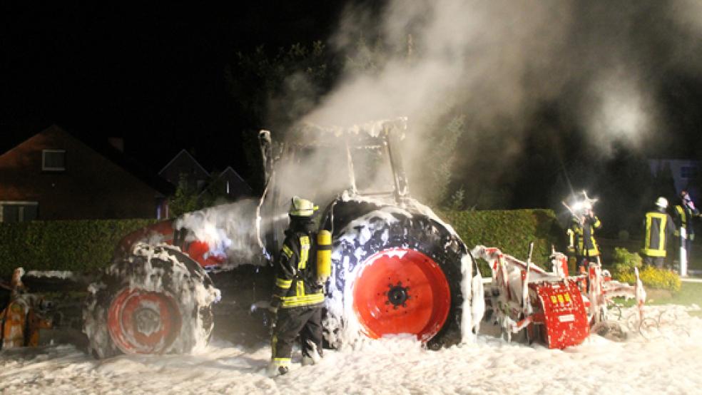 In der Nacht zum 7. November brannte dieser Traktor an der Straße »Dieler Alpen«. © Foto: Feuerwehr