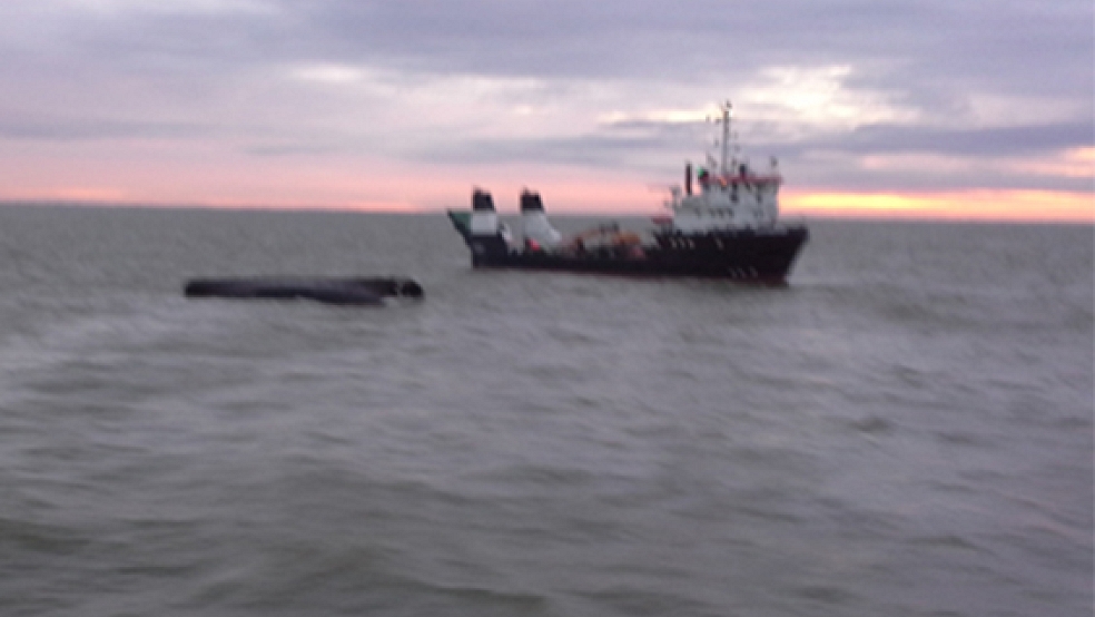 Kieloben trieb der gekenterte Kutter mit Heimathafen Greetsiel vor Borkum im Fahrwasser. © Foto: DGzRS