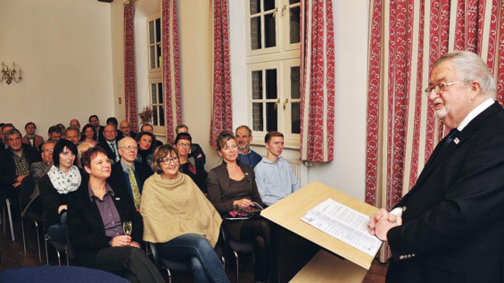 Vorsitzender Jörg Furch begrüßte die Gäste im Rittersaal der Haneburg in Leer. © Foto: Wolters