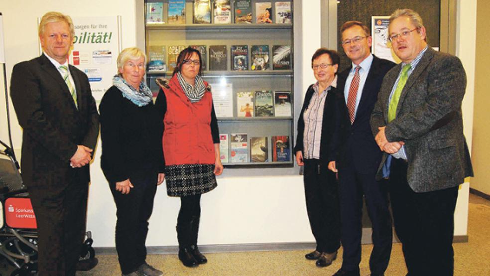 Der neue Bücherschrank für die Patientenbücherei im Foyer des Krankenhauses. Im Bild von links: Bürgermeister Ludwig Sonnenberg, Mitglied im Vorstand des Krankenhausvereins, Büchereileiterin Susanne Fockens, Betreuungskraft Katharine Groen, Alida Baumann sowie Bernd Lindemann vom Vorstand des Krankenhausvereins und Holger Glienke, Geschäftsführer der Klinikum gGmbH. © Foto: Hoegen