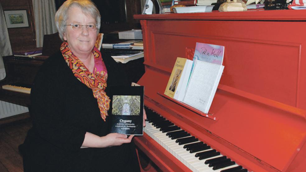 Nach drei Monaten in Polen wieder zu Hause in Weener: Francien Janse-Balzer zeigt die Festschrift zur Orgelweihe der restaurierten Hildebrandt-Orgel im polnischen Pas?ek. © Foto: Kuper