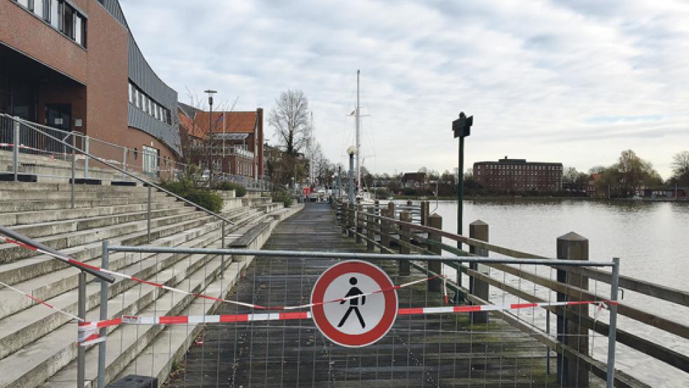 Die Uferpromenade in Leer wurde am Montag für Reparaturarbeiten gesperrt. Wie lange die Sperrung dauert, steht noch nicht fest.  © Foto: Boelmann