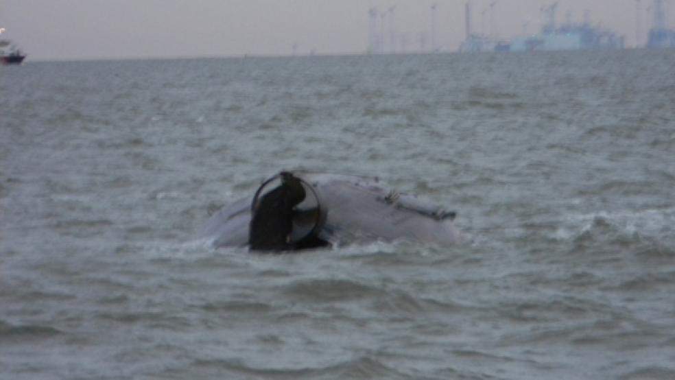 Von dem gekenterten Kutter ragte nur noch ein Teil des Rumpfes aus dem Wasser. © Foto: DGzRS