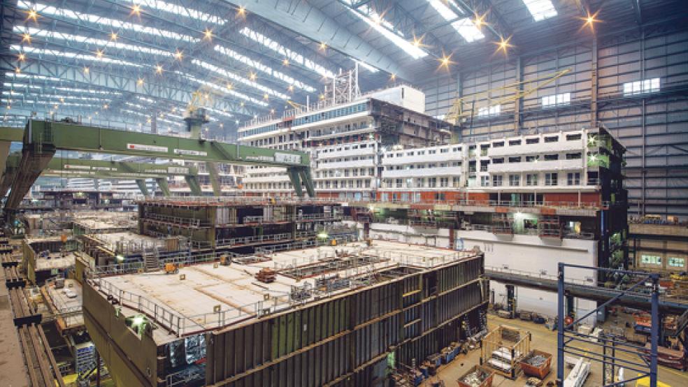 Ein Teil der »Genting Dream« soll am kommenden Wochenende die Baudockhalle der Meyer Werft verlassen. Unser Foto zeigt das Element noch im Bau. Jetzt ist es 120 Meter lang und 65 Meter hoch. © Foto: Wessels (Meyer Werft)