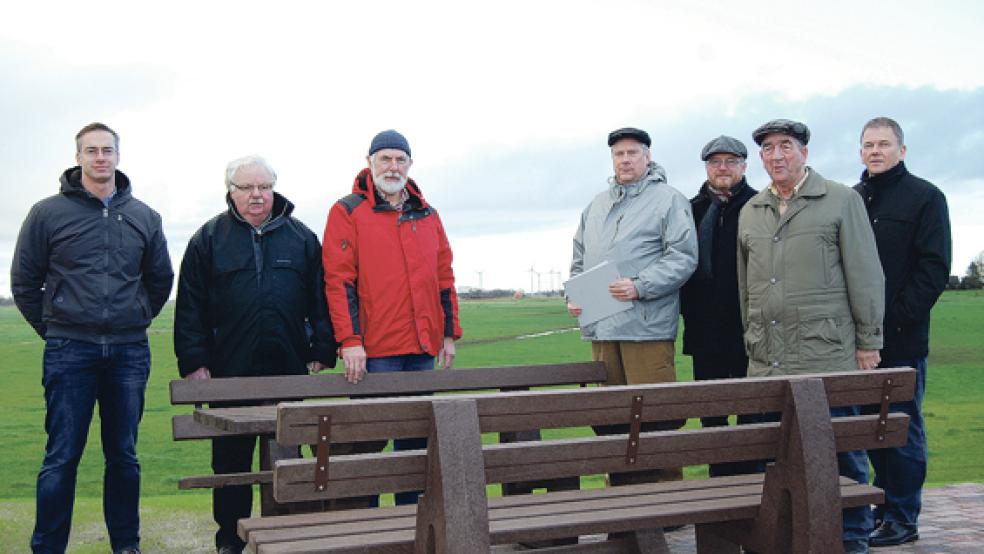 Bei der Bauabnahme: Von links Daniel Woike von der Firma Schmidt, Kurt Voß, Georg Husinga, Michael Mönnich vom Planungsbüro NWP, Bauamtsleiter Manfred de Buhr, Ahlrich-Wilhelm Bents und Bürgermeister Gerald Sap. © Foto: Hoegen