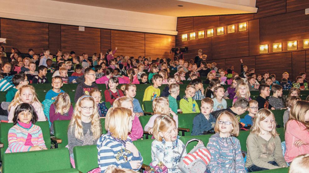 Gespannt verfolgten gestern Morgen Grundschüler in der Aula der Oberschule an der Wiesenstraße in Weener das Theaterstück »Drei Haselnüsse für Aschenbrödel« von der Jungen Landesbühne-Nord aus Wilhelmshaven. © Foto: de Winter