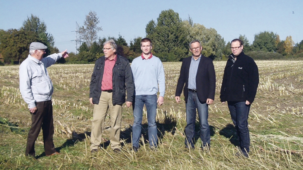 Beim Ortstermin in Diele (von links): Theo Freerks, Bernhard Siemons, Klaas-Enno Haken, Helmut Geuken und Kim Uwe Siemons.  © Foto: privat