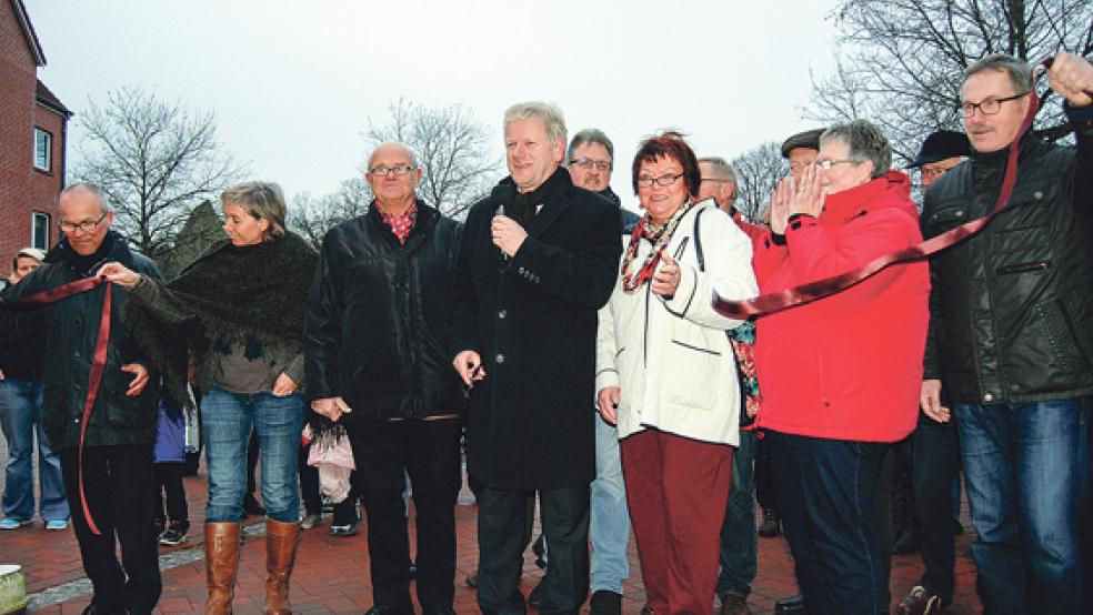 Das Band ist durchschnitten: Bürgermeister Ludwig Sonnenberg (mit Mikrofon) gibt die Westerstraße für den Verkehr frei. Von links die Ratsmitglieder Andreas Karafotias, Birgit Rutenberg, Heinrich-Friedrich Holtkamp, Ute Prang, Hildegard Hinderks und Helmut Geuken sowie hinter Sonnenberg Ortsvorsteher Friederich Sap. © Foto: Hoegen