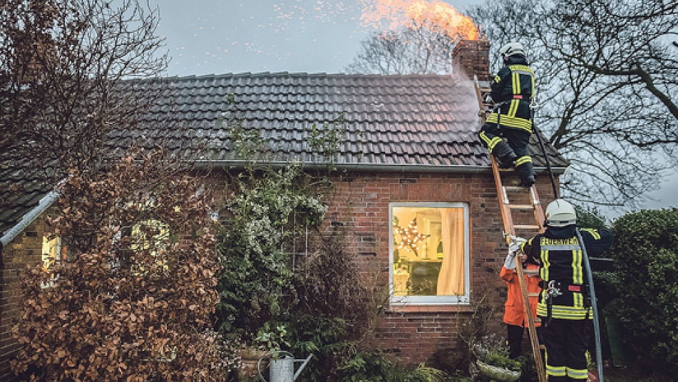 Mit einer Leiter verschafften sich die Feuerwehrleute Zugang zum Dach, um den Schornsteinbrand zu bekämpfen. © Foto: Klemmer