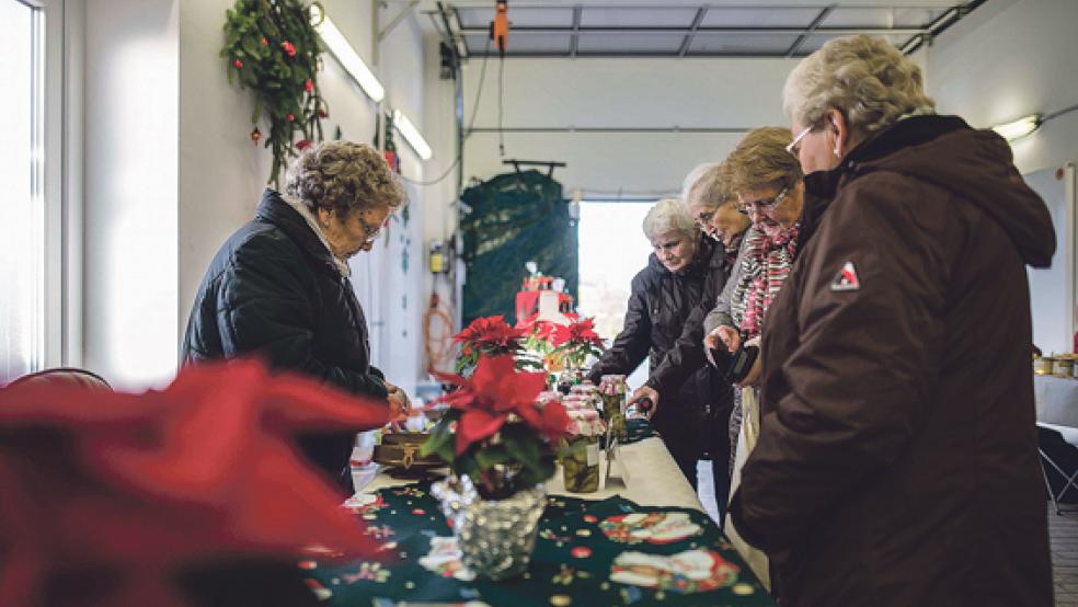 An den Ständen im Feuerwehrhaus gab es viele weihnachtliche Angebote. © Foto: Klemmer