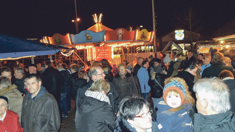 Gelungene Premiere: Der neue Standort am Knotenpunkt kam bei den Besuchern gut an. Auf dem Parkplatzgelände herrschte gegen Abend dichtes Gedränge. © Foto: Himstedt