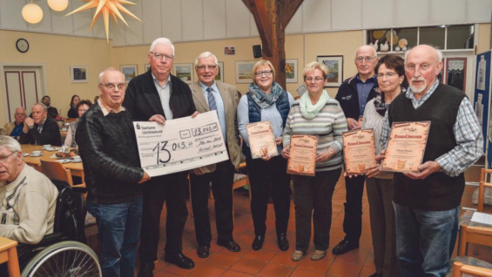 Ehrungen für die zahlreichen Helferinnen und Helfer der Veranstaltung »Verlaat helpt« gab es ebenfalls am Sonnabend. Das Foto zeigt von links Simon Sweers, Jan-Dieter van Hoorn und Johann Schulte mit dem Spenden-Scheck. Gewürdigt wurden unter anderem die Ehrenamtlichen, die seit 1999 dabei sind: (von links) Janna Striek, Edith Watermülder, Gerhard Penning, Jantine Schulte und Johann Plenter. © Foto: Hülsebus