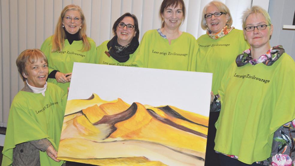 Der Arbeitskreis gegen Gewalt an Frauen und Kindern im Landkreis Leer macht seit Jahren mit unterschiedlichen Aktionen mobil. Dieses Mal organisierten (großes Bild von links) Ilse Varchmin, Jutta Fröse, Angela Neerhut, Karin Reuter, Inge Stellermann-Hanekamp und Tomke Hamer die Mitmach-Kampagne »Der richtige Standpunkt gegen Gewalt«.  © Foto: Himstedt