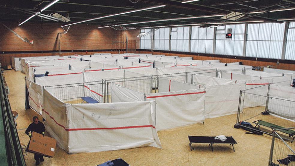 Abbau: Nach der Umquartierung der Flüchtlinge hat gestern die Räumung der Sporthalle an der Floorenstraße in Weener begonnen. Die Halle soll ab 7. Januar wieder für den Schul- und Vereinssport nutzbar sein. © Foto: Szyska