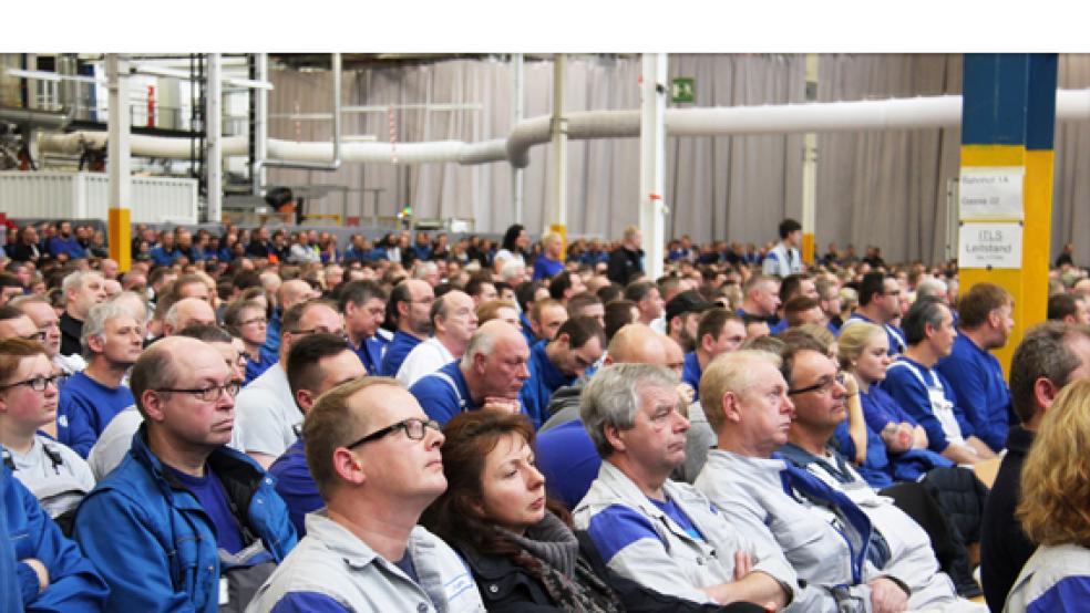 Auch nachdenkliche Gesichter gab es während der Betriebsversammlung des VW-Werks in Emden. © Foto: VW