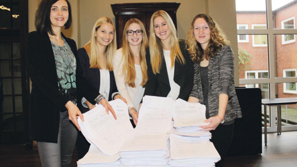 Über 4000 Fragebögen haben sie für die Studie ausgewertet (von links): Frauke Freesemann zusammen mit ihren Studentinnen Ilka Siebels, Carina Klotz, Karina Sunken und Hilke Loerts.  © Foto: Jürgens