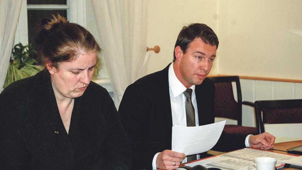 Umfangreiche Vorlagen hatten Frauke Bock als Vorsitzende des Finanz- und Wirtschaftsausschusses und Kämmerer Ingo Großpietsch während der Beratungen über die Festsetzung der Kanalgebühren für 2016 abzuarbeiten. © Foto: Hoegen