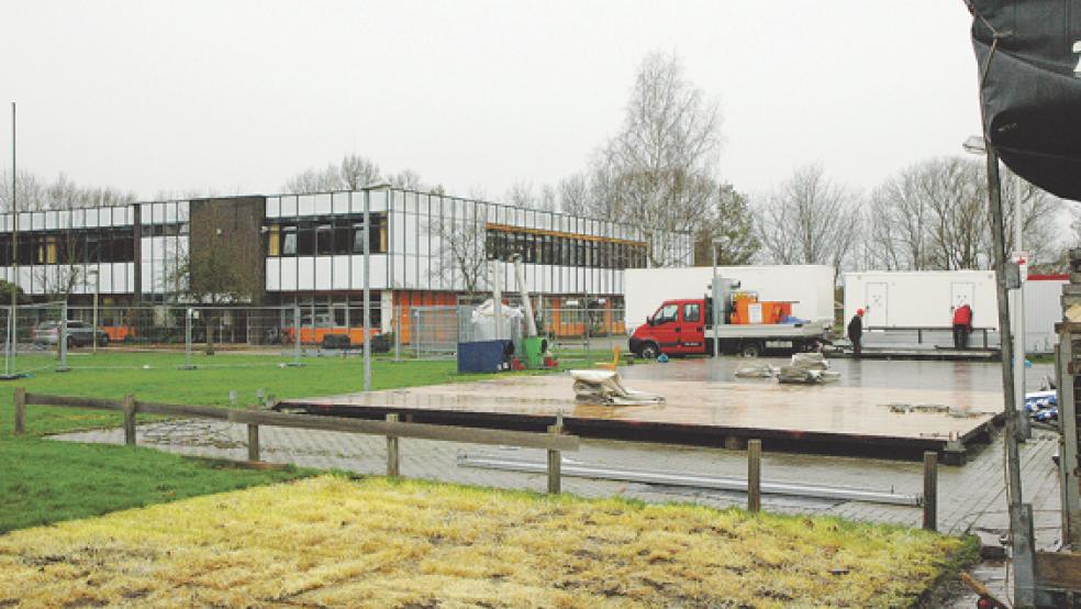 Die Räumung des Not-Quartiers in der Sporthalle der Oberschule an der Floorenstraße in Weener hatte am Montag begonnen. Nun wird sie wieder als Unterkunft für Flüchtlinge hergerichtet. Zu der nach den Weihnachtsferien geplanten Wiederaufnahme des Schul- und Vereinssports in der Halle kommt es somit vorerst nicht. © Foto: Szyska