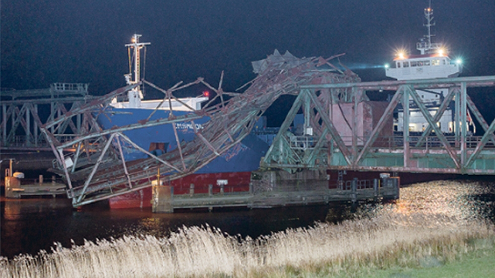 Schwer beschädigt wurde die Friesenbrücke in Weener gestern Abend bei der Schiffskollision. Zahlreiche Schaulustige fanden sich auf dem Emsdeich ein, um sich ein Bild von dem Unglück zu machen. © Foto: Mentrup