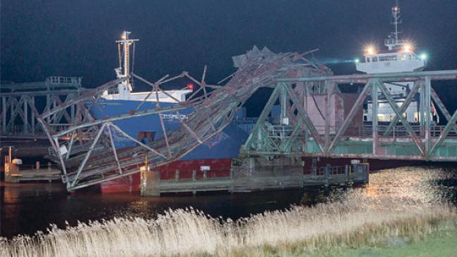 Schiff kracht in Friesenbrücke