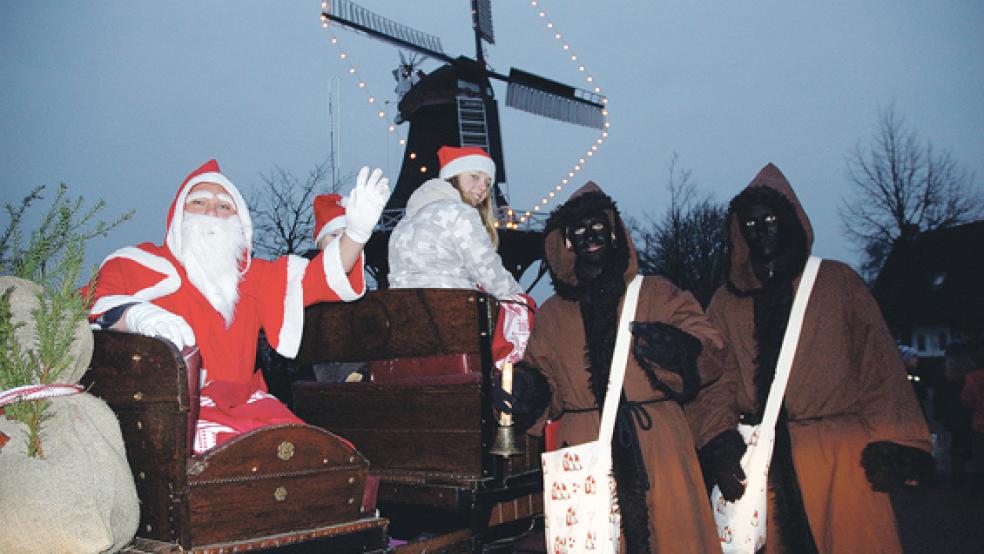Der Nikolaus im Oberrheiderland wird in diesem Jahr zuerst in Stapelmoorheide seine Gaben verteilen und dann seine Route mit der Rute nach Stapelmoor fortsetzen. Unser Foto entstand im vergangenen Jahr in Stapelmoor. © Archivfoto: Szyska
