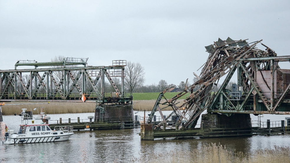 Verbogener Stahl: Am Morgen nach dem Unglück klafft eine hässliche Lücke in der Brücke. © Fotos: Hanken (2)/Klemmer (2)/Mentrup (2)