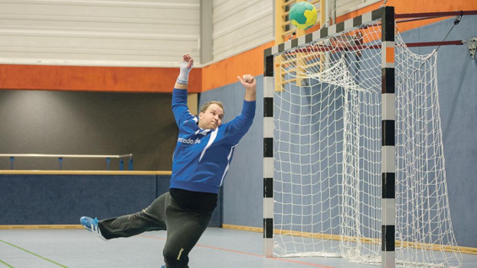 Unter Delmenhorster Dauerfeuer stand Holthusens Torhüter Lars Battermann. Hier hat er Glück, dass der Ball vom Pfosten abprallt. © Foto: Mentrup