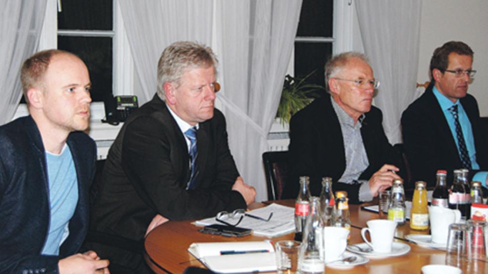 Planer Hannes Korte (links) stellte dem Bauausschuss den Entwurf für den Bebauungsplan »Wohnen zwischen B 436 und Geiske« vor. Neben ihm Bürgermeister Ludwig Sonnenberg, Ausschussvorsitzender Peter Woltermann und Bauamtsleiter Andreas Sinningen. © Foto: Hoegen