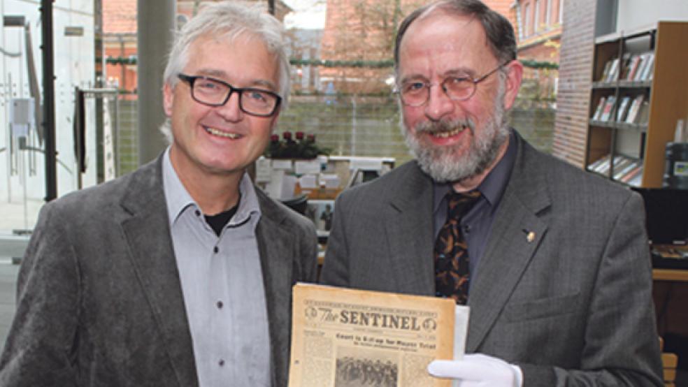 »Ein echter Sensationsfund«: Kay ten Doornkaat Koolman (rechts) übergibt die Zeitung an den Leiter der Landschaftsbibliothek, Dr. Paul Weßels. © Foto: Jürgens