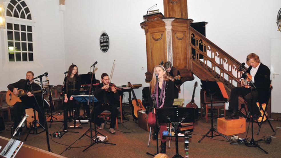 Mit traditionellen Weihnachtsliedern und auch neuen plattdeutschen Songs stimmte die Folkgruppe »Laway« mit Verstärkung durch andere Künstler auf die Adventszeit ein. © Fotos: Wolters