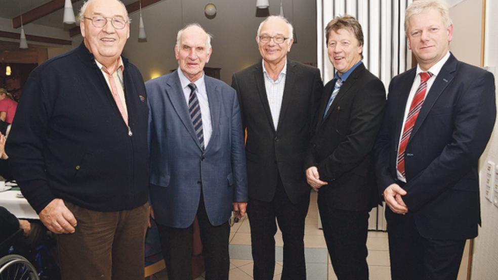 Im Rahmen einer Adventsfeier im Altenzentrum erfolgte gestern die Amtsübergabe an der Spitze des Diakonieverbandes Rheiderland. Das Foto zeigt (von links) Helmut Steen, Dr. Enno Conring und Gerhard Smeding-Terveer sowie Heimleiter Andreas Cramer und Bürgermeister Ludwig Sonnenberg. © Foto: Hülsebus