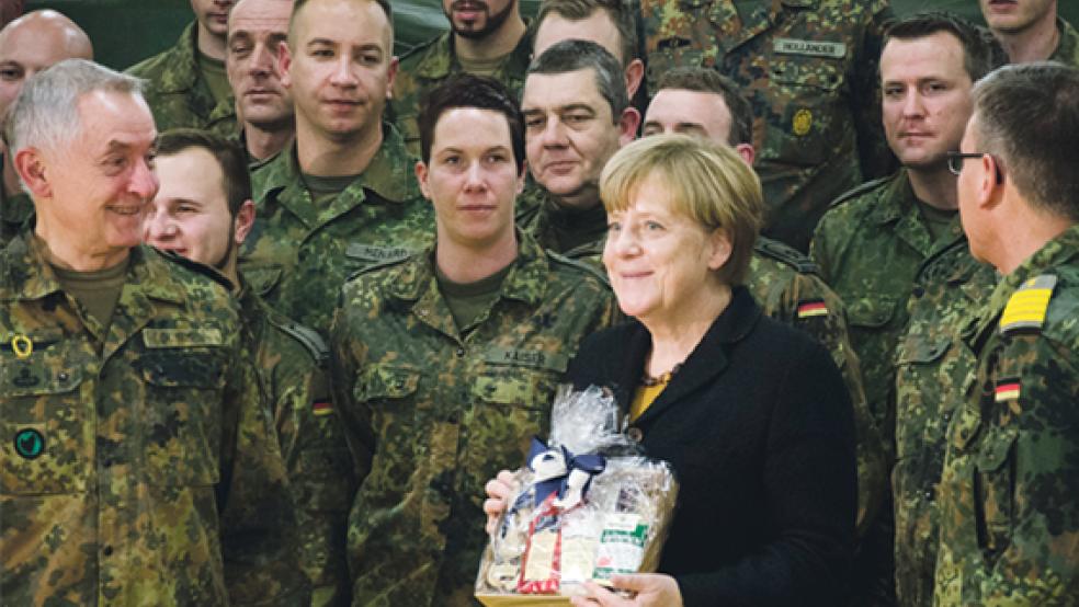 Ostfriesen-Tee macht Kanzlerin froh: Zum Abschied ihres Besuchs in Leer bekam Angela Merkel ein Tee-Präsent. © Foto: Hanken