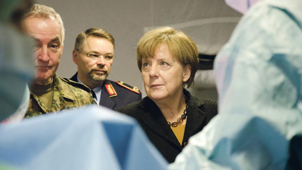 Im OP-Zelt erhielt Bundeskanzlerin Dr. Angela Merkel einen Einblick, wie chirurgische Maßnahmen im Einsatzfall vonstatten gehen. © Fotos: Hanken