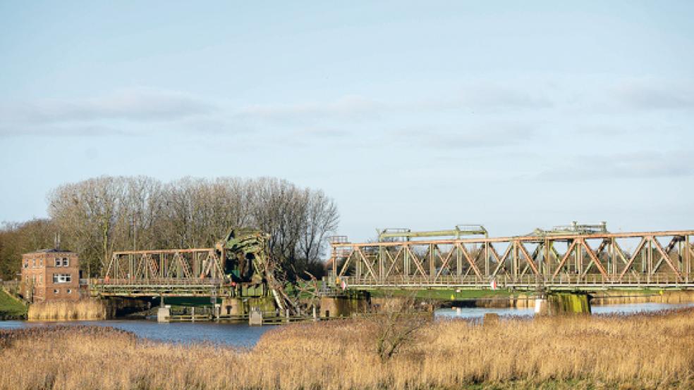 Der Kapitän des Seeschiffs »Emsmoon« und der Lotse an Bord wurden befragt. Beide wollen sich nicht zur Schiffskollision an der Friesenbrücke in Weener äußern. Die Staatsanwaltschaft in Aurich hat auch die Ermittlungen aufgenommen. Ein Schwimmkran wird ab heute die bei der Kollision ins Wasser gefallenen Brückenteile bergen.  © Foto: Klemmer 