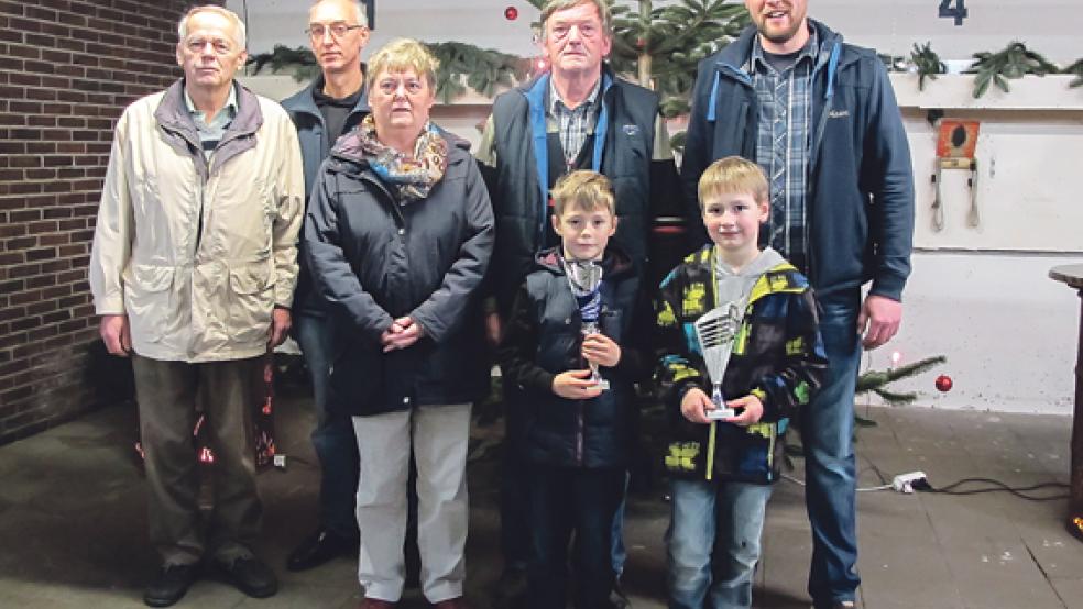 Die Vereinsmeister (hinten von links): Dieter Wibben, Eberhard Rose, Almut Wibben, Jan Bruns und Eike Hahn. Es fehlt Wilhelm Loger. Vorne die beiden erfolgreichen Jungzüchter Silvio Fechner (links) und Mika Goemann. © Foto: Uwe van der Slyk