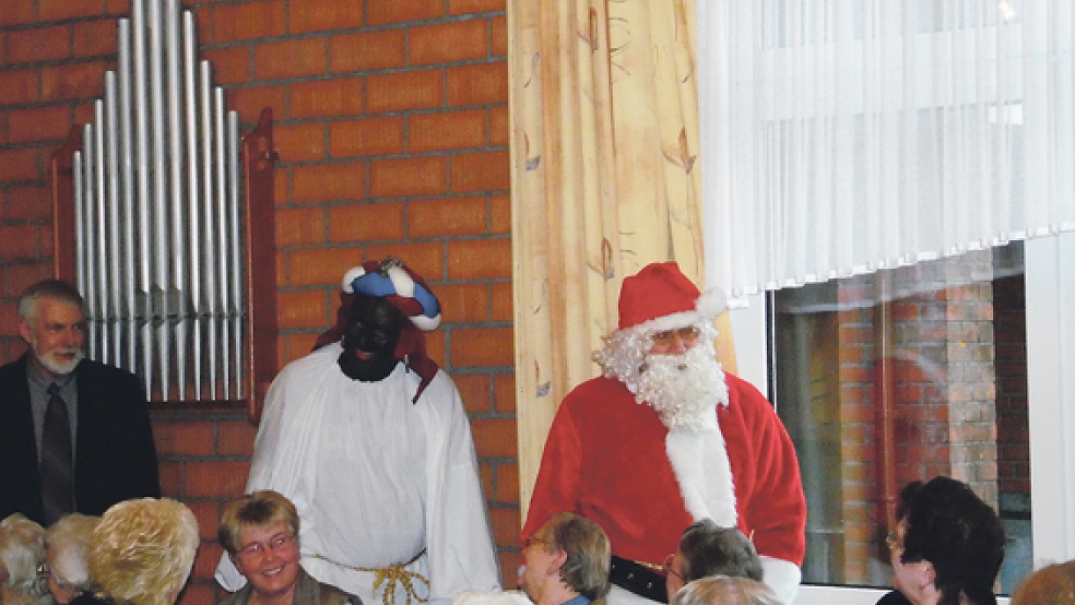 Auch der Nikolaus und sein »Swarter Piet« waren zu Gast im Wymeerster Gemeindehaus.  © 