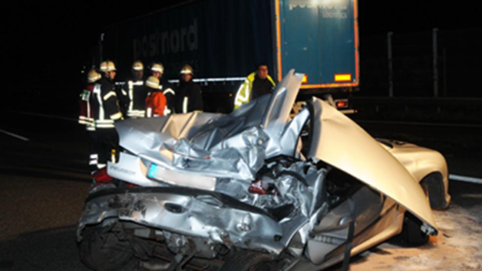 Eine 57-jährige Frau aus Leer starb, nachdem ein Sattelzug auf ihren Peugeot (Foto) aufgefahren war. Ihr 29-jähriger Beifahrer wurde sehr schwer verletzt. © Foto: Dahlmann