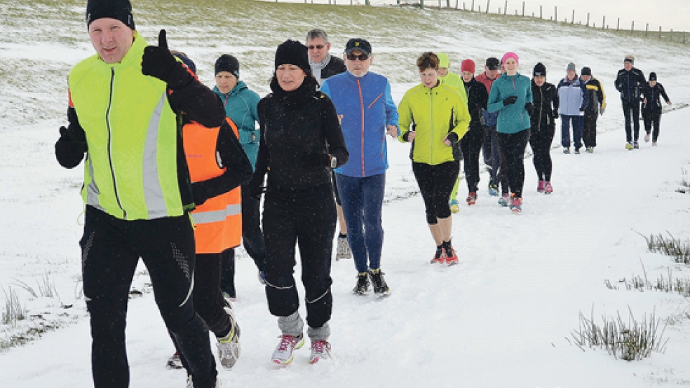 Im vergangenen Jahr bahnten sich die Läufer am verschneiten Emsdeich im Stapelmoorer Hammrich entlang ihren Weg. © Leserfoto: H. Siemons