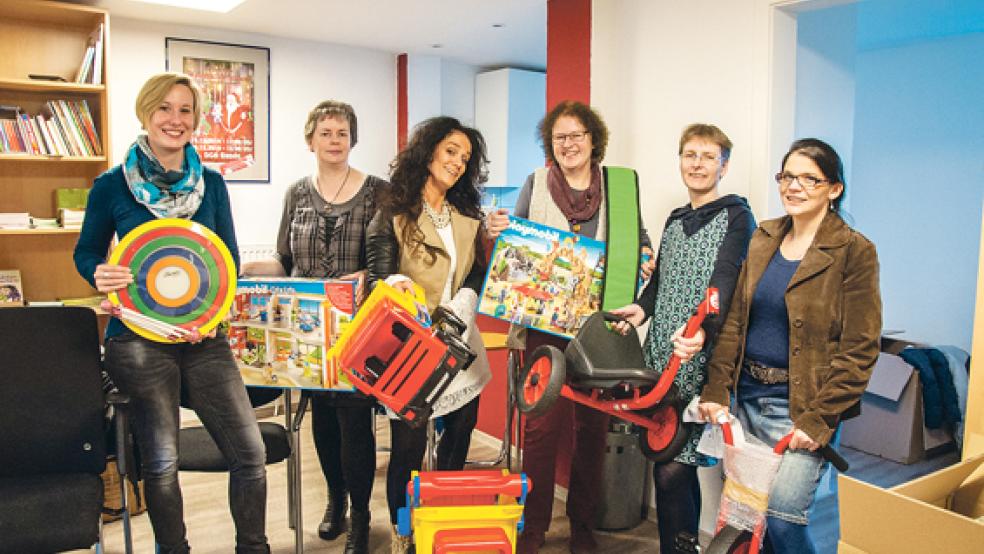 Wie Weihnachten war die Übergabe der Sachspenden der Kleiderkammer »Kallimero« an die Kindergärten der Gemeinde Bunde. Auf dem Foto von links: Kerstin Groenewold (Kindergarten und -krippe Bunde), Jutta Hilfers, Stella Burtscher (beide »Kallimero«), Ute Giese (Kindergarten Dollart), Birgitt Boekhoff (»Kallimero«) und Mitchico von Felbert (Kindergarten Wymeer). © Foto: de Winter 