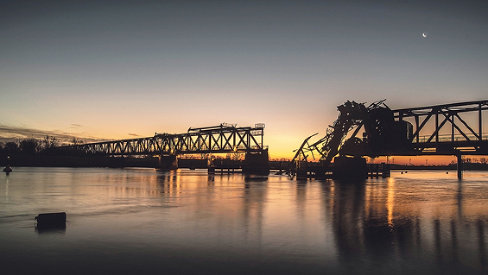 Sonnenaufgang an der Ems. Das Morgenlicht taucht die zerstörte Brücke in ein geisterhaftes Licht. © Foto: Klemmer
