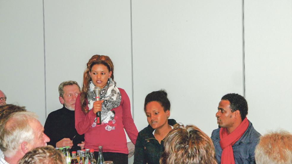 Roza Getaw (stehend) hat auf der Flucht vor Krieg und Gewalt ihre Heimat Eritrea verlassen. © Foto: Flockenhagen